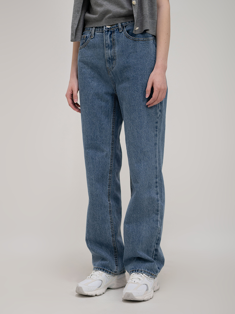002 Straight fit denim that doesn&#039;t leave a waist